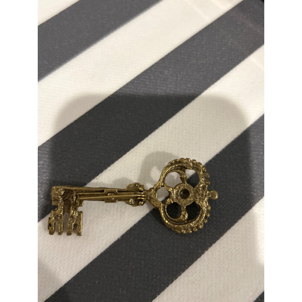 Skeleton Key Brooch - Picture 3 of 5
